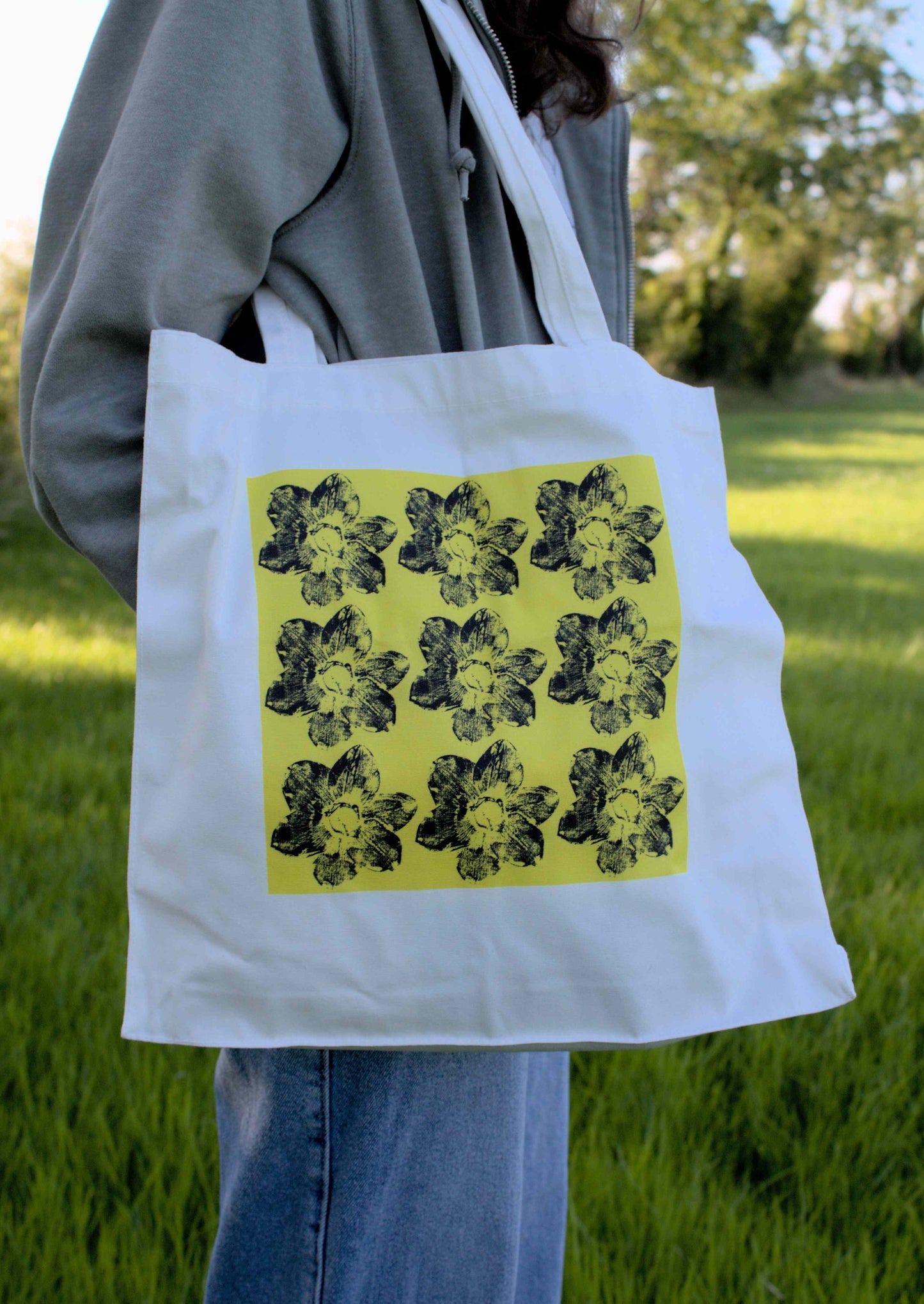 Inject some spring vibes with this stunning Daffodils tote bag flaunting a lively Daffodils design on soft, 100% cotton canvas. Measured at 35cm x 34cm x 6cm!
